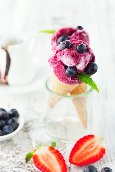 Helado con frutas —  Fotos de Stock