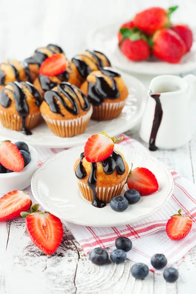 Muffins doces com bagas — Fotografia de Stock