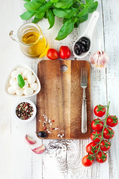 西红柿和奶酪配罗勒叶 — 图库照片