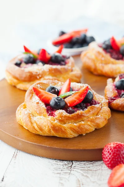 Deliciosos bollos con bayas —  Fotos de Stock