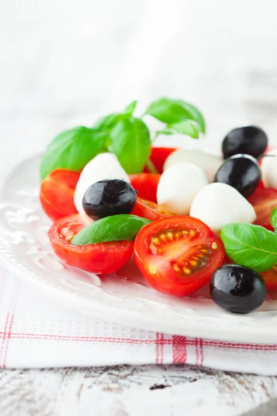 Tomaten en mozzarella met basilicum — Stockfoto