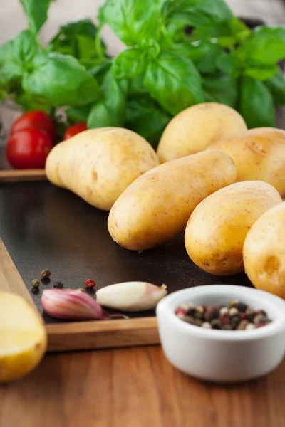 Raw fresh potatoes — Stock Photo, Image