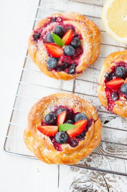 çilek ile lezzetli çörekler