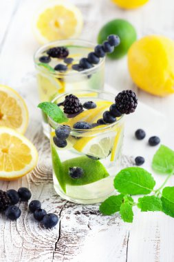 Nane ile bir bardak limonata