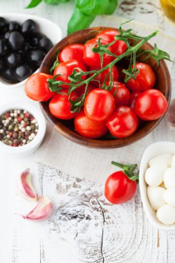 Domates ve mozzarella fesleğen yaprakları ile