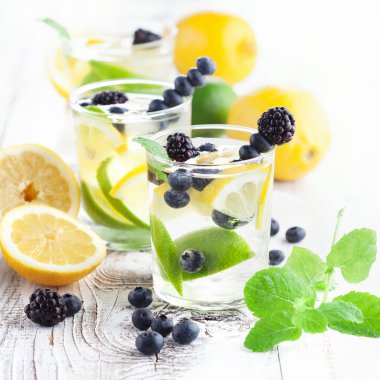 Nane ile bir bardak limonata