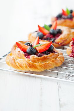 çilek ile lezzetli çörekler