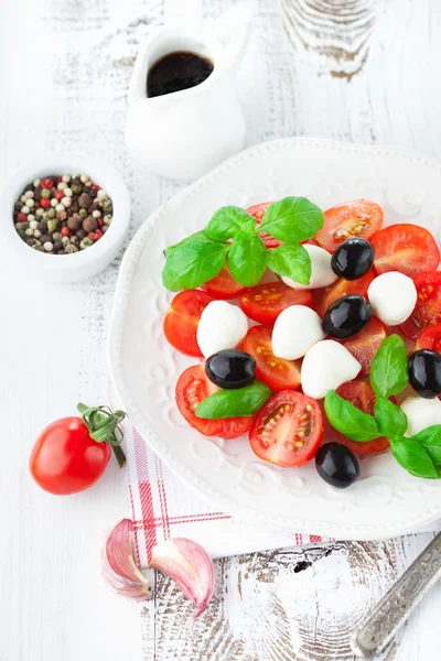 Pomodori e mozzarella con foglie di basilico — Foto Stock