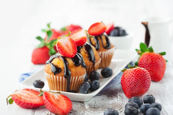 Muffin dolci con bacche — Foto Stock