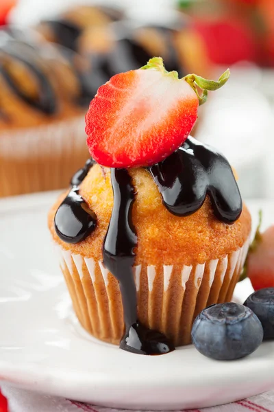 Muffin dolci con bacche — Foto Stock