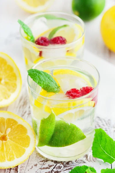 Лимонад у склянці з м'ятою — стокове фото