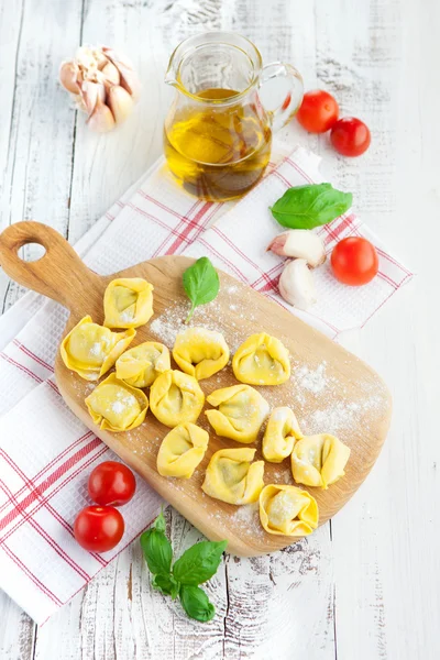 Tortelliniφθινόπωρο φύλλωμα στο φόντο του ουρανού — Fotografia de Stock