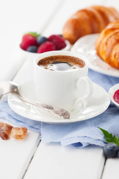 Kruvasan ve kahve kahvaltı için — Stok fotoğraf