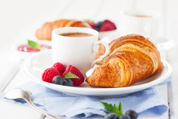 Croissant e caffè a colazione — Foto Stock