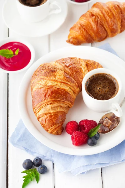 Croissants and coffee for breakfast — Stock Photo, Image