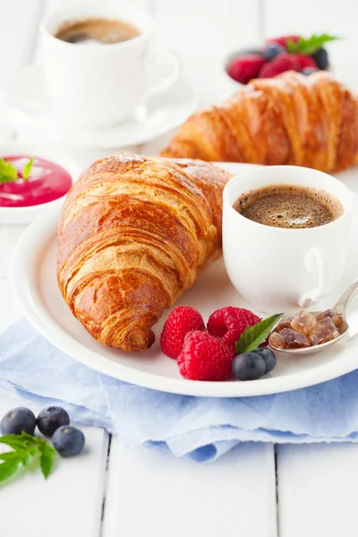 Croissanter och kaffe till frukost — Stockfoto