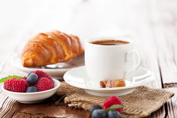 Croissant och kaffe till frukost — Stockfoto