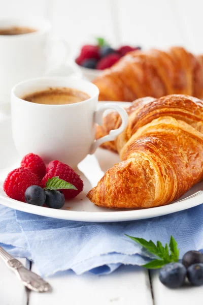 Croissanty a káva na snídani — Stock fotografie