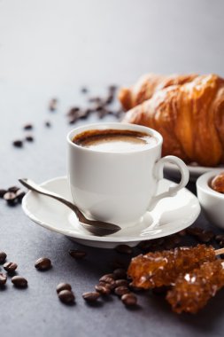 Taze kruvasan ve kahve bir tablo