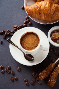 Taze kruvasan ve kahve bir tablo