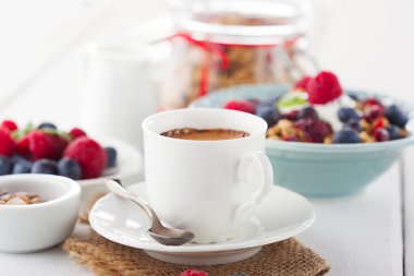 fincan kahve, müsli ve taze çilek