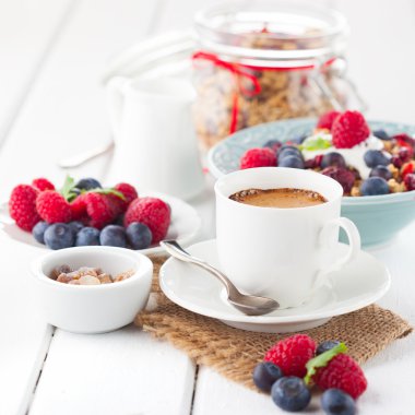 fincan kahve, müsli ve taze çilek