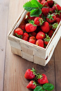 Sepet içinde sulu taze çilek