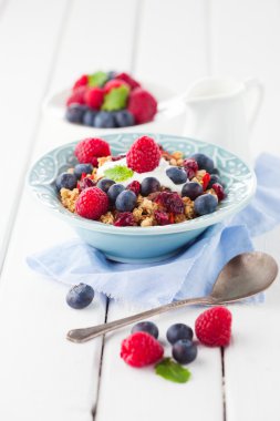 fincan kahve, müsli ve taze çilek