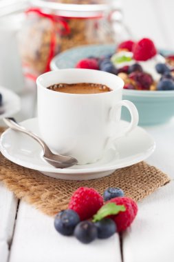 fincan kahve, müsli ve taze çilek