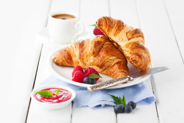 Croissanter och kaffe till frukost — Stockfoto