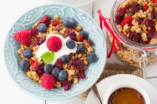 Cup of coffee, muesli and fresh berries — Stock Photo, Image