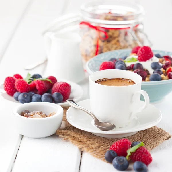 Xícara de café, muesli e bagas frescas — Fotografia de Stock