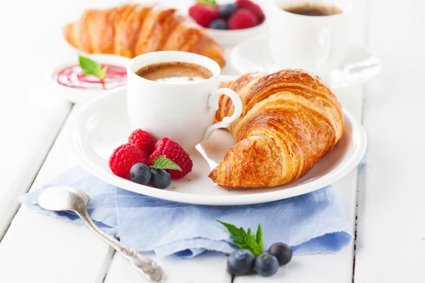 Croissant e caffè a colazione — Foto Stock