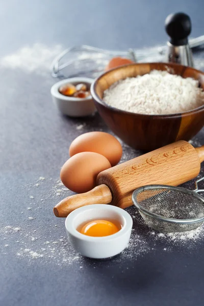 Farinha, ovos e rolo — Fotografia de Stock