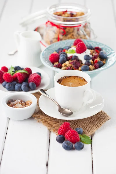 Чашка кофе, мюсли и свежих ягод — стоковое фото