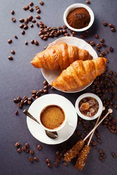 Croissants frescos e xícara de café em uma mesa — Fotografia de Stock