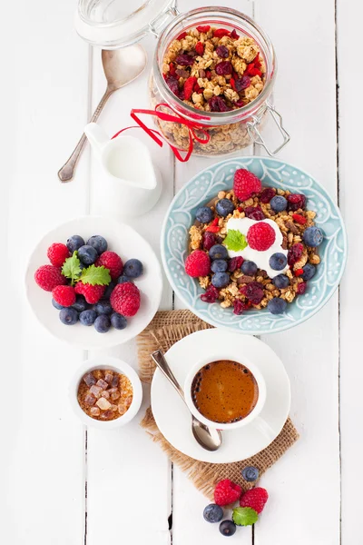 Taza de café, muesli y bayas frescas — Foto de Stock