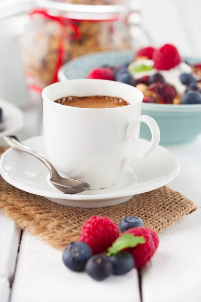 Taza de café, muesli y bayas frescas — Foto de Stock
