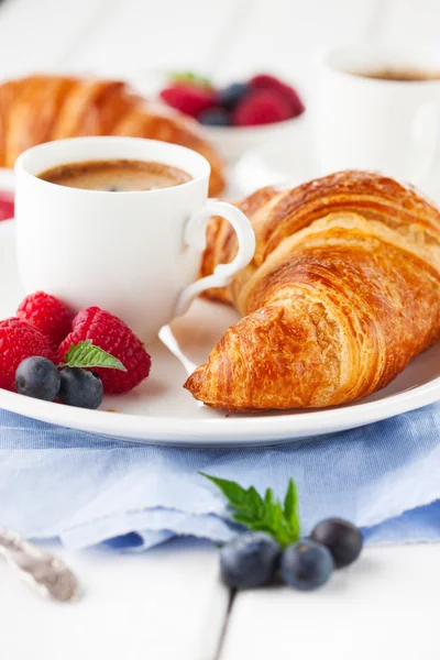 Croissants en koffie bij het ontbijt Rechtenvrije Stockafbeeldingen