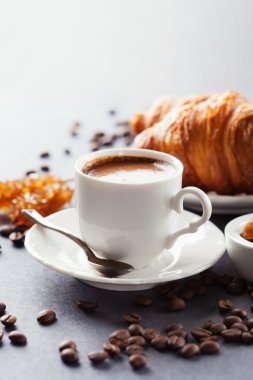Taze kruvasan ve kahve bir tablo