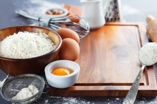 Ingrediënten en hulpmiddelen voor het bakken — Stockfoto