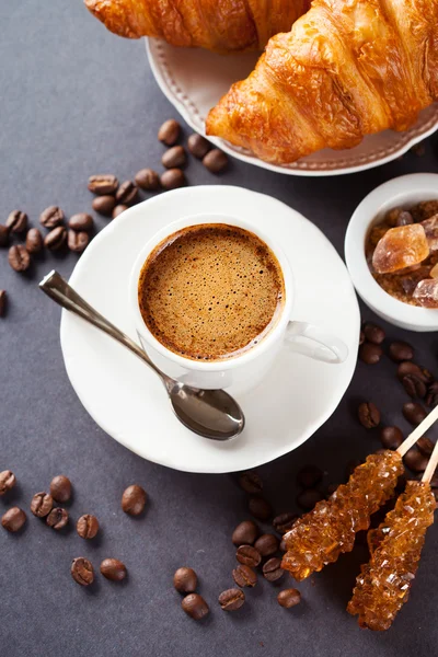 Croissant freschi e tazza di caffè su un tavolo — Foto Stock