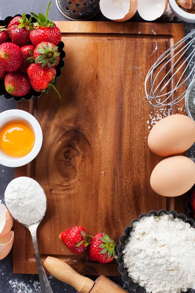 Ingrediënten en hulpmiddelen voor het bakken — Stockfoto