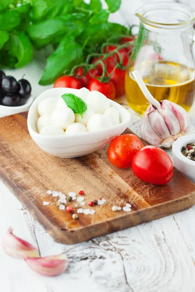 Tomaten en mozzarella met basilicum — Stockfoto