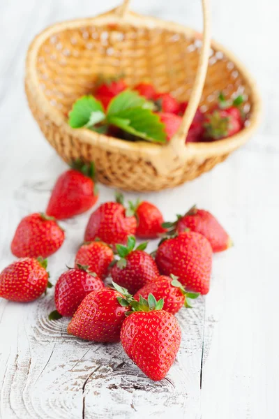 多汁的新鲜草莓，在篮子里 — 图库照片
