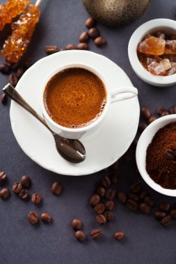 Kahve fincanı ve fasulye