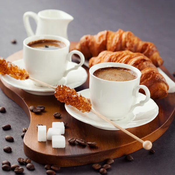 Croissanter och koppar kaffe — Stockfoto