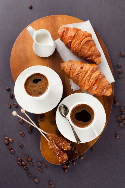 Croissants e xícaras de café — Fotografia de Stock