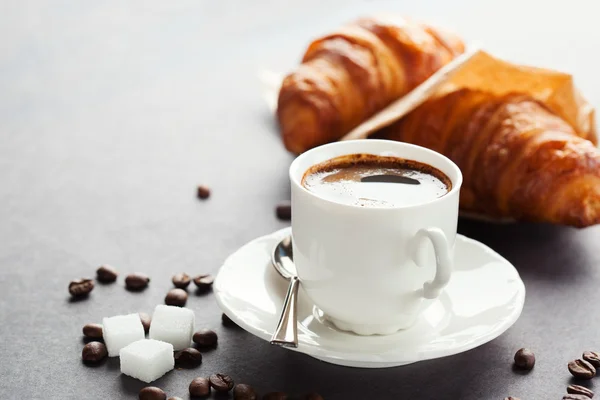 Rogaliki i filiżankę kawy — Zdjęcie stockowe
