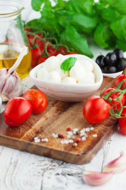 Domates ve mozzarella fesleğen yaprakları ile